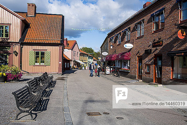 Alte Häuser in der Fußgängerzone von Sigtuna  der ältesten Stadt Schwedens  Skandinavien