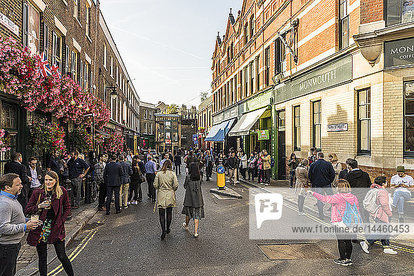 Eine Straßenszene in Borough Market  Southwark  London  England  Vereinigtes Königreich