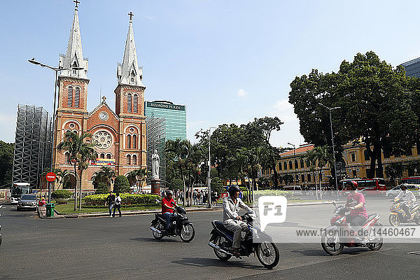 Kathedrale Notre Dame und Marienstatue  Bezirk 1  Ho-Chi-Minh-Stadt (Saigon)  Vietnam  Indochina  Südostasien