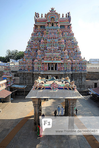 Einer der kunstvollen  geschnitzten und bemalten Gopurams des Brihadisvara Cholan-Tempels aus dem 11. Jahrhundert  Thanjavur  Tamil Nadu  Indien