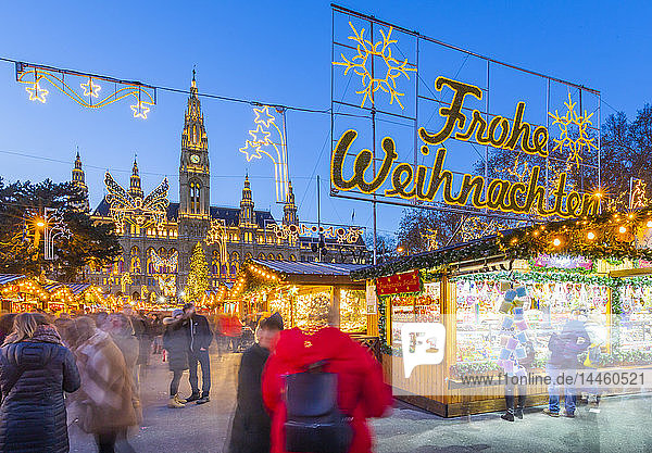 Rathaus and Christmas market stalls at night in Rathausplatz  Vienna  Austria