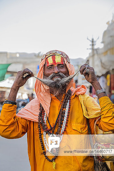 Porträt eines Sadhu in orangefarbenem Gewand in Pushkar  Rajasthan  Indien