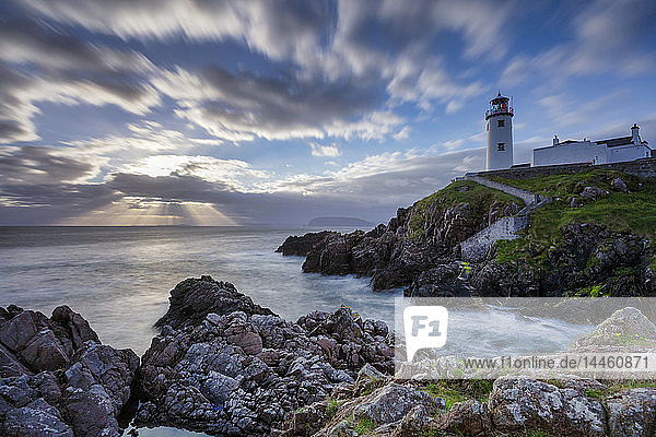Sunrise over the Atlantic Ocean and Fanad Head Lighthouse in County Donegal  Ulster  Republic of Ireland