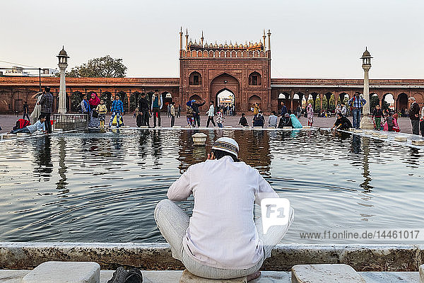Muslimischer Mann wäscht sich vor dem Gebet Hände und Füße  Jama Masjid  eine der größten Moscheen in Indien  Südasien