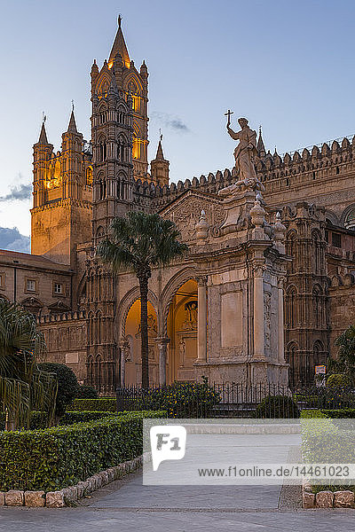 Die Kathedrale von Palermo (UNESCO-Weltkulturerbe) in der Abenddämmerung  Palermo  Sizilien  Italien