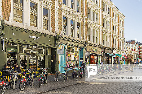 Eine Straßenszene in South Kensington  London  England  Vereinigtes Königreich