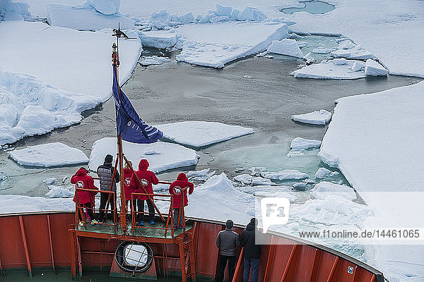 Touristen beobachten das Brechen des Eises an Bord eines Eisbrechers  Nordpol  Arktis