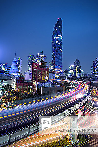 BTS-Skytrain und Mahanakhon-Gebäude im Hintergrund an der Silom Road  Geschäftsviertel von Bangkok  Bangkok Thailand  Südostasien