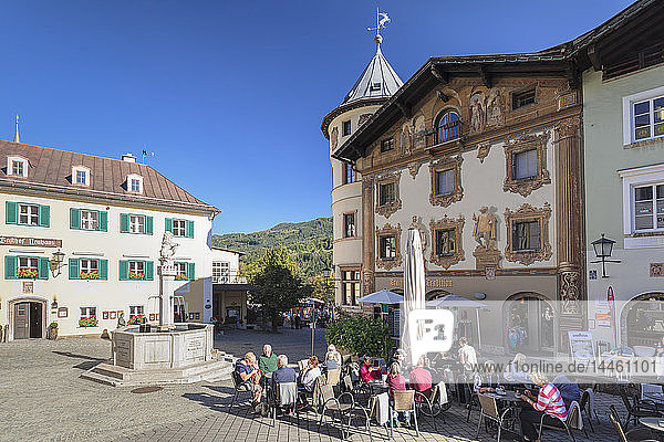 Cafe und Marmorner Brunnen in Berchtesgaden  Oberbayern  Bayern  Deutschland