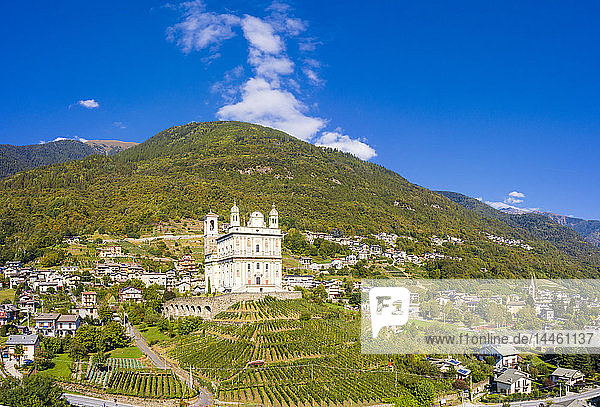 Panoramablick auf terrassierte Weinberge und die Wallfahrtskirche Santa Casa di Loreto  Tresivio  Provinz Sondrio  Valtellina  Lombardei  Italien