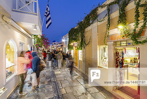 Blick auf die Dorfstraße von Oia in der Abenddämmerung  Santorin  Kykladen  Ägäische Inseln  Griechische Inseln  Griechenland