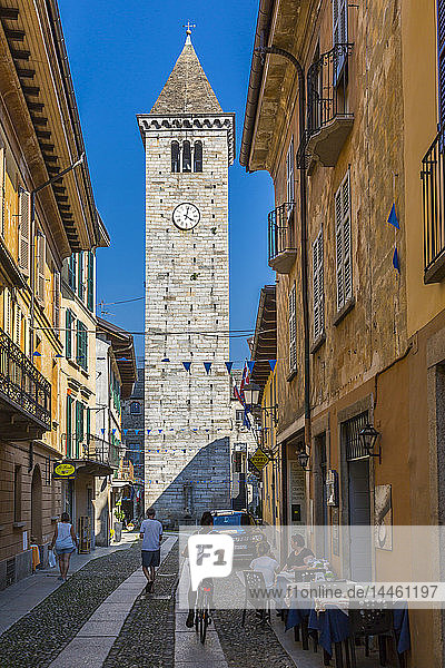 Blick auf den Uhrenturm in der Via Umberto l  Kopfsteinpflasterstraße in Cannobio  Lago Maggiore  Piemont  Italien