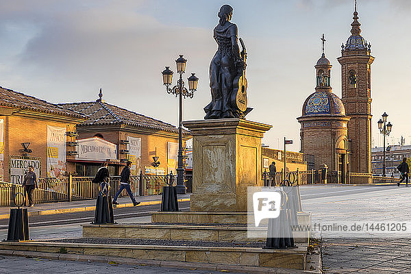 Flamenco-Denkmal Triana al Arte im ersten Sonnenlicht  Stadtviertel Triana  Sevilla  Andalusien  Spanien