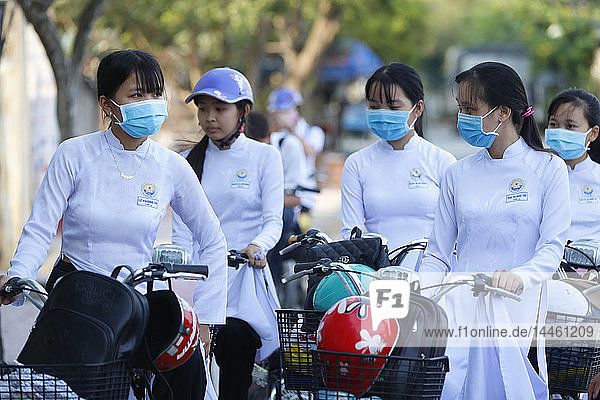 In Ao Dai gekleidete Schüler auf dem Weg zur Schule  Cai Be  Vietnam  Indochina  Südostasien