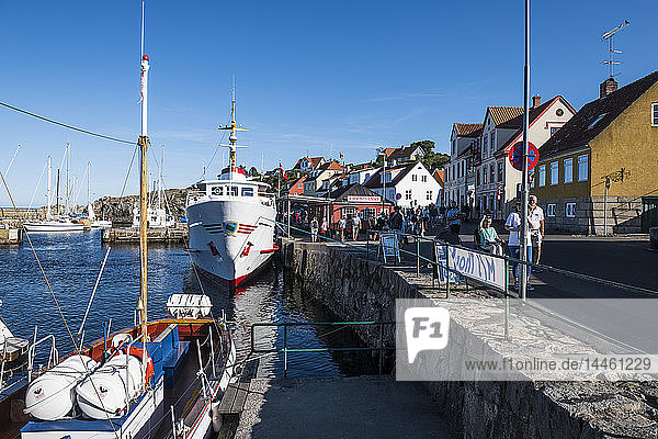 Blick über die Stadt Gudhjem  Bornholm  Dänemark  Skandinavien