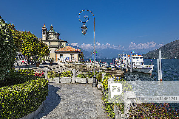 Kreuzfahrtschiff vor Anker in der Nähe des Hafens und der Kirche Santuario della SS Pieta in Cannobio  Lago Maggiore  Piemont  Italienische Seen  Italien