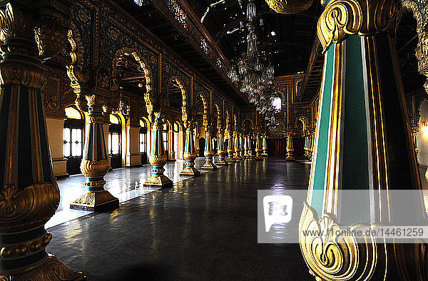 Säulenförmige Durbar-Halle im Mysore-Palast  Sitz des Königreichs Mysore  erbaut zwischen 1897 und 1912  Mysore  Karnataka  Indien