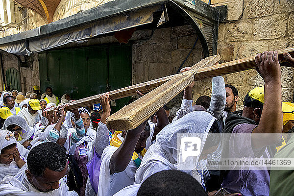Karfreitagsprozession koptisch-äthiopischer Christen auf der Via Dolorosa  Jerusalem  Israel  Naher Osten