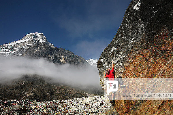 Kletterer beim Bouldern in der Tangnag-Moräne  Khumbu  Himalaya  Nepal