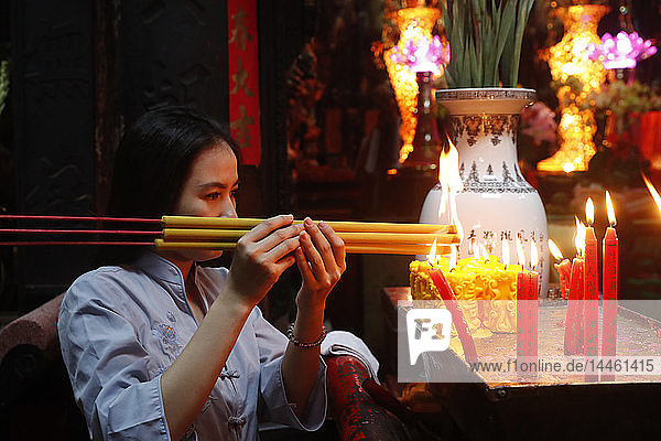 Vietnamesische Frau beim Gebet mit Räucherstäbchen  Die Jadekaiser-Pagode  Ho-Chi-Minh-Stadt (Saigon)  Vietnam  Indochina  Südostasien