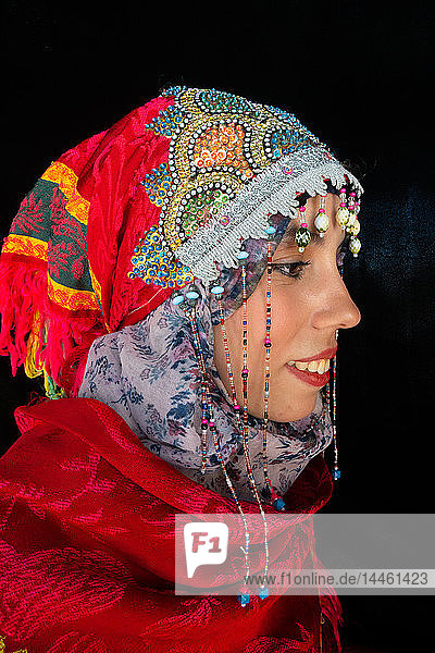 Nahaufnahme eines Seitenporträts einer schönen jungen marokkanischen Frau in traditioneller Berberkleidung  in Chefchaouen  Marokko  Nordafrika