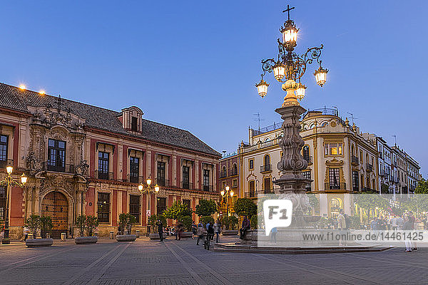 Platz Virgen de los Reyes in der Abenddämmerung  Sevilla  Andalusien  Spanien