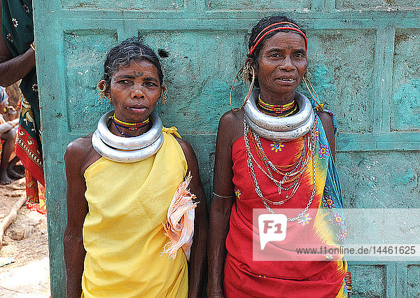 Godaba-Stammesfrauen machen eine Einkaufspause auf dem langen Weg zurück in ihr Dorf vom wöchentlichen Stammesmarkt  Onukadelli  Odisha  Indien
