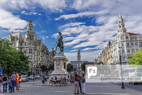Statue von Pedro IV (König Peter IV) auf dem Hauptplatz der Liberdade (Praca da Liberdade) mit Menschenmenge  Porto  Portugal