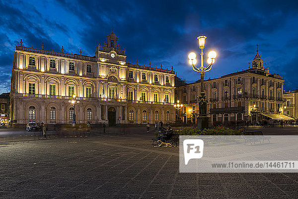 Die beleuchtete Universität von Catania am Universitätsplatz während der blauen Stunde  Catania  Sizilien  Italien