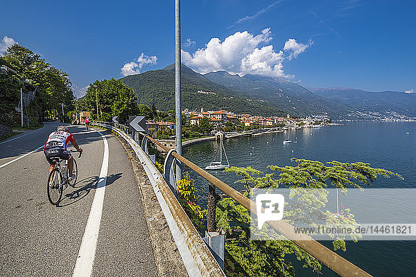 Radfahrer auf der Straße  die nach Cannobio und zum Lago Maggiore führt  Lago Maggiore  Piemont  Italienische Seen  Italien