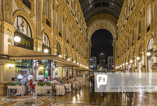 Blick auf das Innere der Galleria Vittorio Emanuele II  beleuchtet in der Abenddämmerung  Mailand  Lombardei  Italien