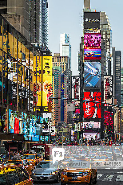 Helle Werbetafeln  reger Verkehr  Times Square  Broadway  Theaterviertel  Manhattan  New York  Vereinigte Staaten von Amerika  Nordamerika