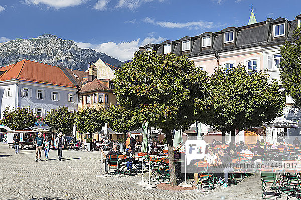 Straßencafés am Marktplatz  Bad Reichenhall  Oberbayern  Bayern  Deutschland