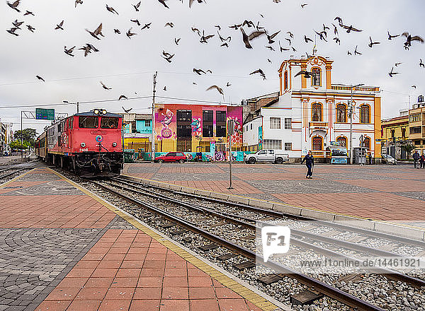 Zug bei der Ankunft im Bahnhof von Riobamba  Provinz Chimborazo  Ecuador  Südamerika