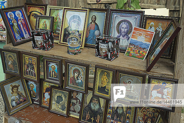 Ikonen zum Verkauf vor dem christlich-orthodoxen Kloster Bodbe bei Signagi  Georgien  Zentralasien