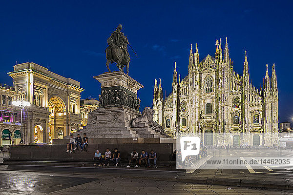 Blick auf den beleuchteten Dom von Mailand auf der Piazza Del Duomo in der Abenddämmerung  Mailand  Lombardei  Italien