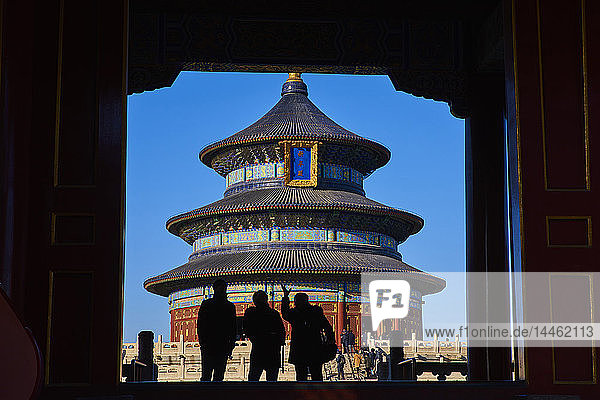 Touristen in der Silhouette des Himmelstempels  Unesco-Welterbe  Dongcheng  Peking  China