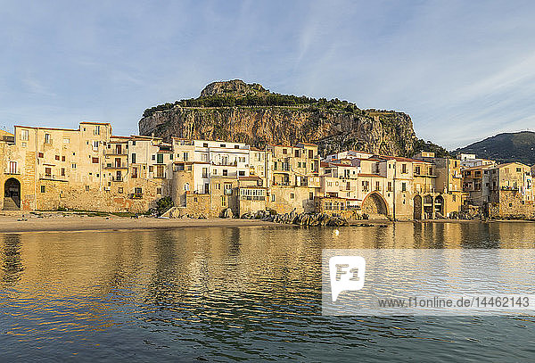 Die Altstadt von Cefalu mit der Rocca di Cefalu im Hintergrund  Cefalu  Sizilien  Italien