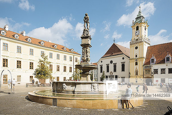 Rolandsbrunnen und Rathaus  Altstadt  Bratislava  Slowakei