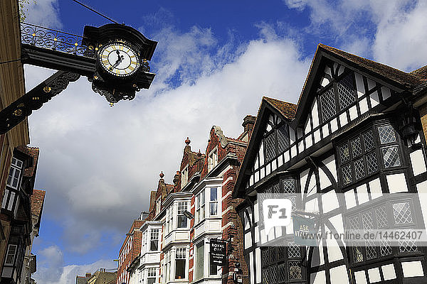 Uhr in der High Street  Winchester  Hampshire  England
