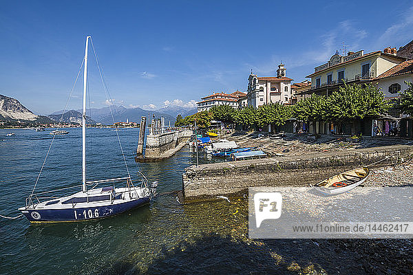 Boote am Strand der Isola dei Pescatori  Borromäische Inseln  Lago Maggiore  Piemont  Italienische Seen  Italien
