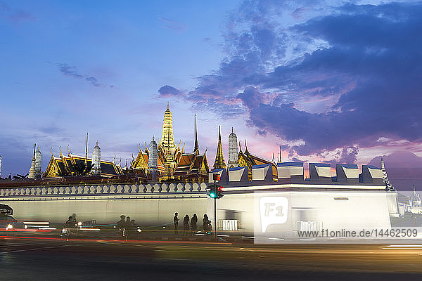 Touristen vor dem Grand Palace bei Nacht  Bangkok  Thailand  Südostasien