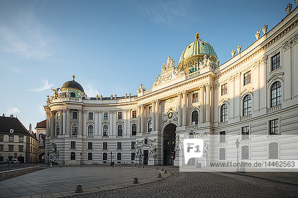 Außenansicht der Hofburg in der Morgendämmerung  UNESCO-Welterbe  Michaelerplatz  Wien  Österreich