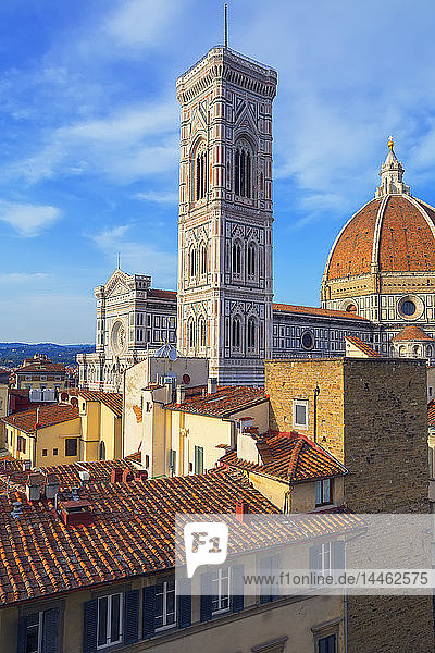 Blick vom Dach auf den Unesco-Dom Santa Maria del Fiore  Giottos Campanile und Brunelleschis Kuppel  Florenz  Toskana  Italien