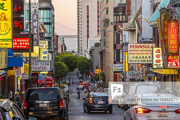 Blick auf Neonlichter auf einer belebten Straße in Chinatown  San Francisco  Kalifornien  Vereinigte Staaten von Amerika  Nordamerika