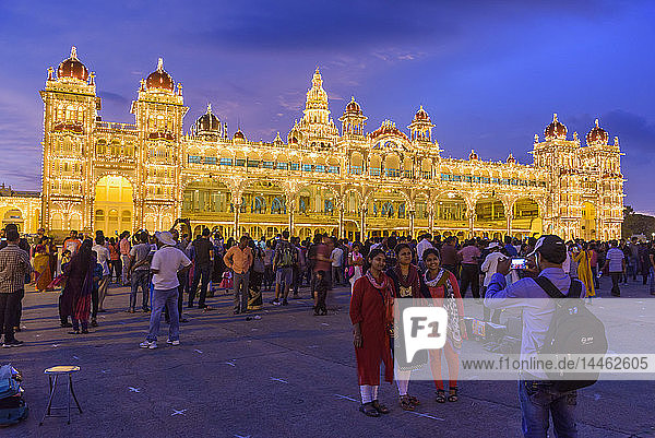 Familie posiert für ein Foto im Mysore-Palast in Mysuru  Karnataka  Indien