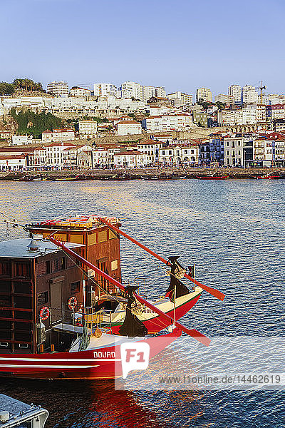Abendlicher Blick auf Touristenboote auf dem Fluss Douro mit Blick auf Vila Nova de Gaia und die Weinhandlungen von Porto  Porto  Portugal