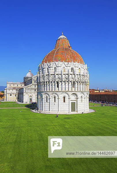 Blick auf das Baptisterium und den Dom  Campo dei Miracoli  UNESCO-Weltkulturerbe  Pisa  Toskana  Italien