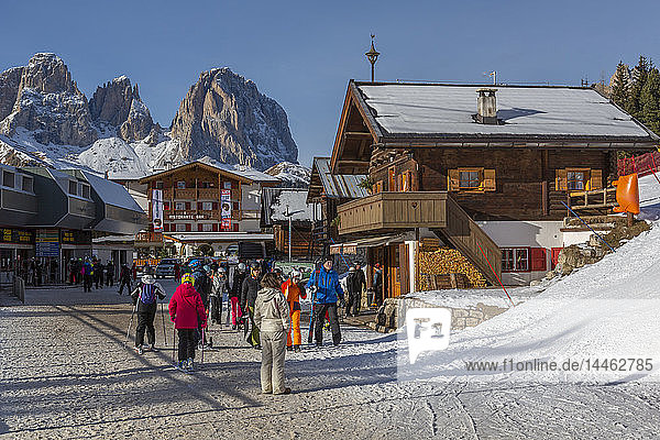 Skidorf Pecol und Grohmannspitze Punta Grohmann im Winter  Canazei  Val di Fassa  Trentino  Italien