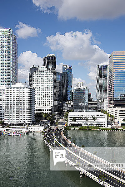 Brücke  die zu Brickell Key und der Skyline von Downtown Miami führt  Florida  Vereinigte Staaten von Amerika